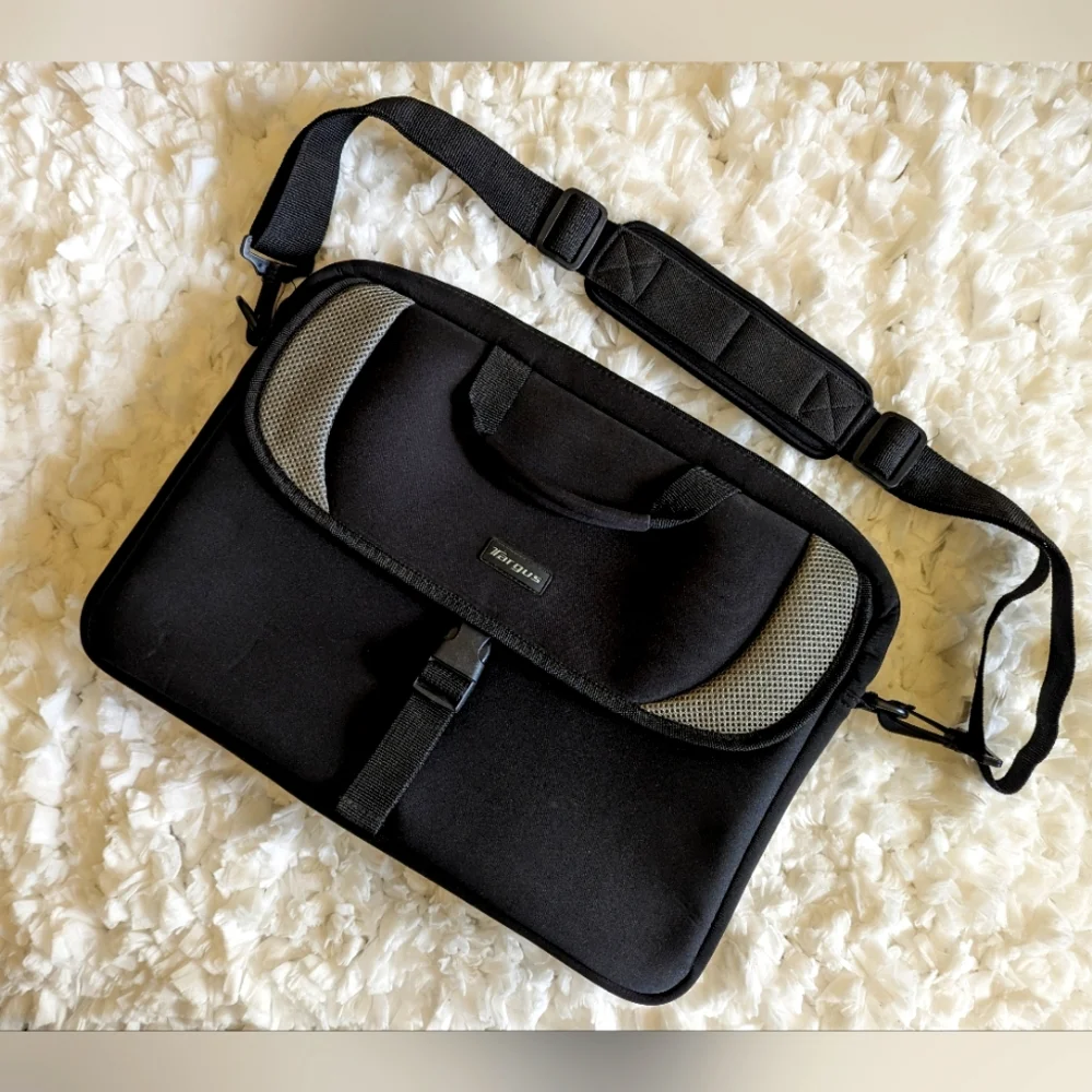 Targus Laptop Sleeve Gray/Black Neoprene (CVR200) 15 Inch - Picture 1 of 7
